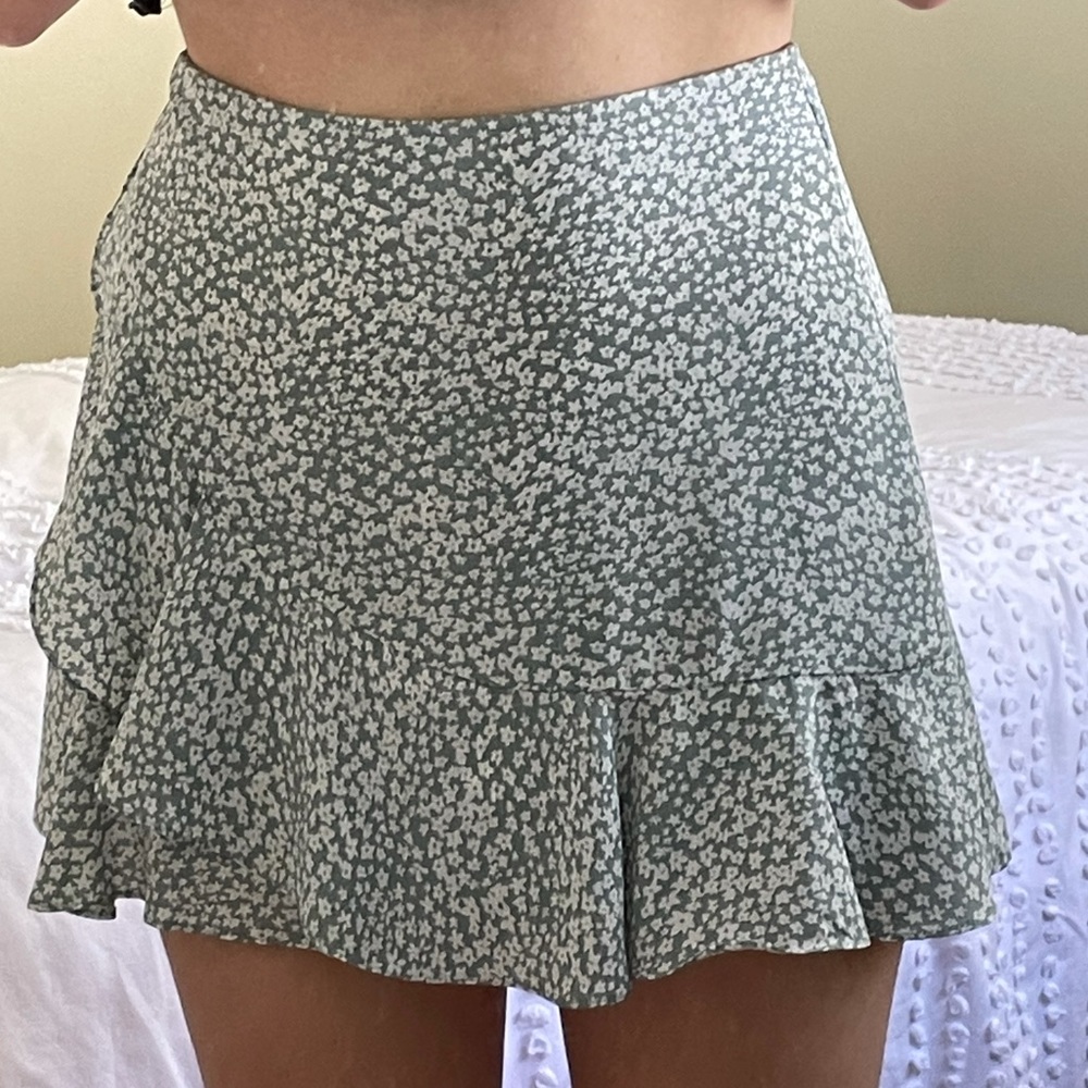 Green + White Mooloola Skort🥥 Size - AU 10 - Picture 3 of 3
